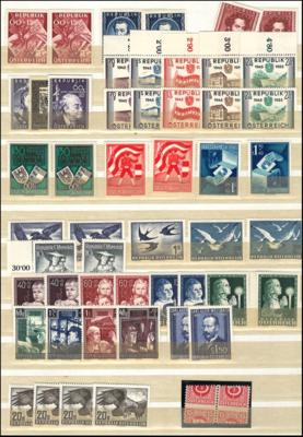 ** - Partie Österr. II. Rep. u.a. mit 15 Gr. Posthorn im waagrechten Paar stark verzähnt, - Briefmarken und Ansichtskarten
