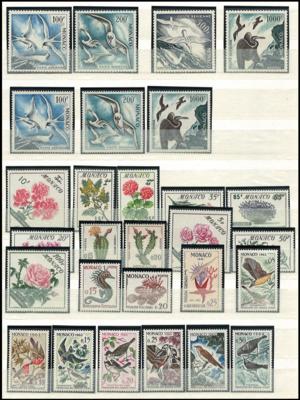 ** - Monaco - Partie Motivmarken Tiere und Pflanzen u.a. mit Nr. 502/05 IN BEIDEN ZÄHNUNGEN, - Stamps and postcards