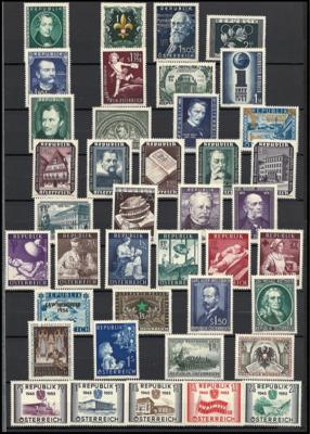 ** - Österr.-Sammlung  1945/1990mit einigen mittl. Sätzen, - Briefmarken und Ansichtskarten