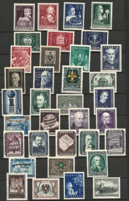 ** - Österr.-Sammlung  1945/1990mit einigen mittl. Sätzen, - Briefmarken und Ansichtskarten