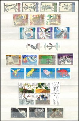 ** - Teilsammlung Liechtenstein ca. 1961/1995, - Stamps and postcards