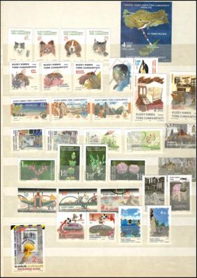 ** - Kpl. Sammlung TürkischZypern Ausg. 1974/2019 postfr., - Stamps and postcards