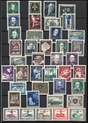 ** - Österr.-Sammlung  1945/1990mit einigen mittl. Sätzen, - Stamps and postcards