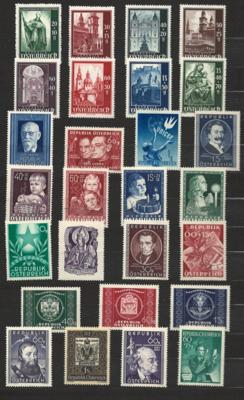 ** - Österr.- Sammlungsteile u. Dubl. 1945/77 mit einigen mittl. W., - Stamps and postcards