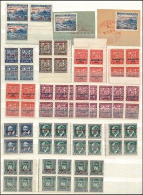 ** - Reichh. Sammlung Slowakei 1939/1945 tls. in Einheiten mit Viererbl., - Stamps and postcards