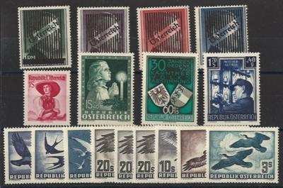 ** - Sammlung Österr. 1945/1974 u.a. mit Gitter - Trachten II - KIndheit - Kärnten - Flug 1950/53 - Wiederaufbau II, - Stamps and postcards