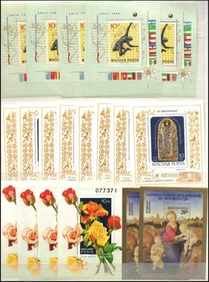 ** - Ungarn - Reichh. Partie Blockausg., - Stamps and postcards