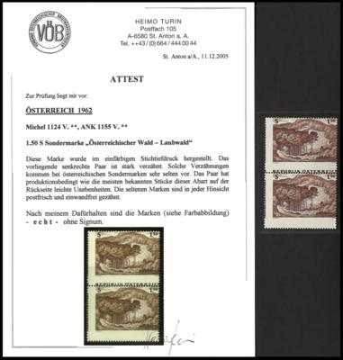 ** - Österr. Nr. 1155 V (1.50 S Laubwald) gezähntes senkrechtes Paar in beiden Richtungen extrem verzähnt, - Briefmarken und Ansichtskarten