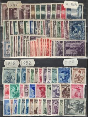 ** - Österreich Partie Jahrgänge und Freimarkensätze auf Steckkarten, - Stamps and postcards