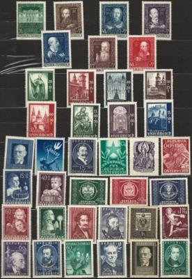 **/Poststück - Österreich kl. Sammlung 1945-76 in 2 Steckbüchern, - Briefmarken und Ansichtskarten