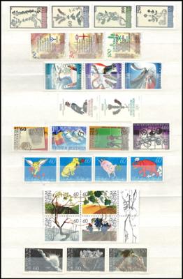 ** - Teilsammlung Liechtenstein ca. 1961/1995, - Briefmarken und Ansichtskarten