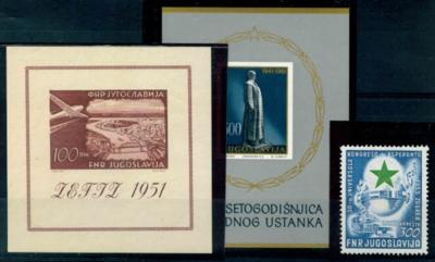 ** - Jugosl. 1945/1960 - Partie meist bessere Sätze u. Einzelw. u. Blöcken, - Stamps and postcards