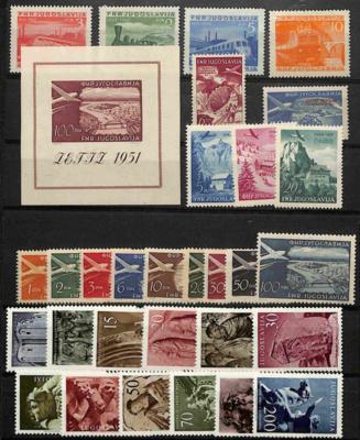 ** - Jugosl. - Partie Dubl. ca. 1945/1961 mit div. mittl. Sätzen u. Einzelw., - Francobolli e cartoline