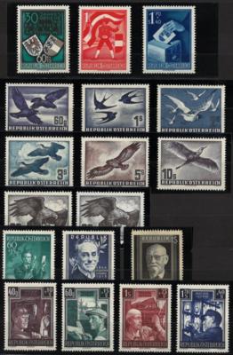 ** - Österreich postfrische Sammlung 1945-76 komplett ohne Provisorien mit Trachten, - Stamps and postcards