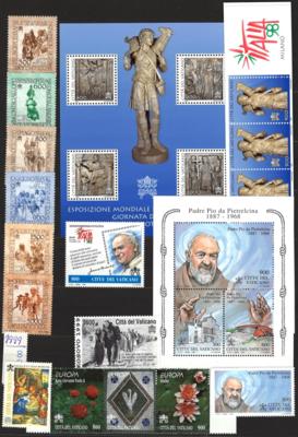 **/* - Partie Franz. und Span. Andorra ca. 1939/1993 sowie Vatikan ca. 1960/2000, - Briefmarken und Ansichtskarten