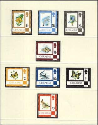 ** - Sammlung GIBRALTAR AUSg. 1964/1994 mit div. Sätzen und Blöcken, - Stamps and postcards