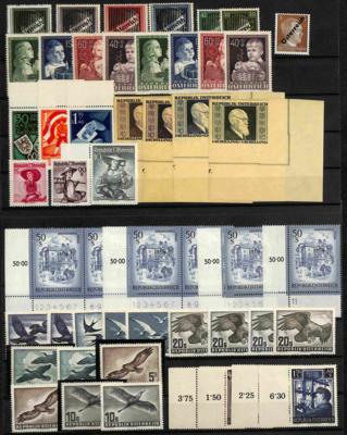 **/*/Briefstück - Partie Österr. ab 1945 u.a. mit Renner geschnitten - Gitter - Flug 1950/53 doppelt (1 1S Wert fehlt), - Stamps and postcards