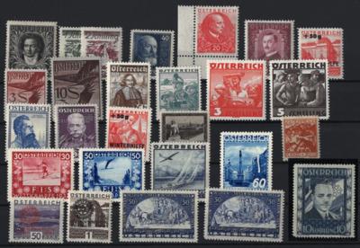 **/* - Sammlung Österr. I. Rep. mit - Briefmarken und Ansichtskarten