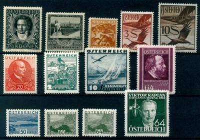 */** - Sammlung Österr. I. Rep. u.a. mit Kl. Landschaft -Flug 1925/30 und 1935 etc., - Briefmarken und Ansichtskarten