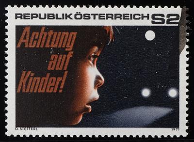 ** - Österr.   ANK Nr. 1384 V (2 S "Verkehrssicherheit") mit stark verschobenem Gründruck, - Briefmarken