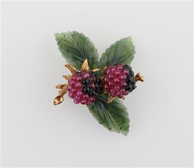 Nephrit Brosche mit snythetischen Korunden Brombeere - Erlesener Schmuck