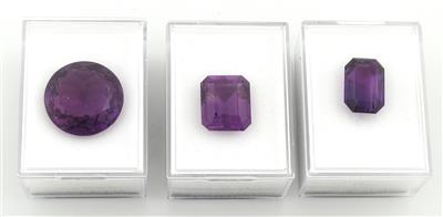Drei Amethyste zus. 55,27 ct - Exklusive Diamanten und Farbsteine
