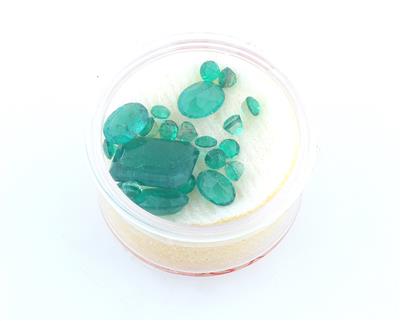 Lose synthetische Smaragde u. Smaragddoubletten zus. 8,50 ct - Exklusive Diamanten und Farbsteine