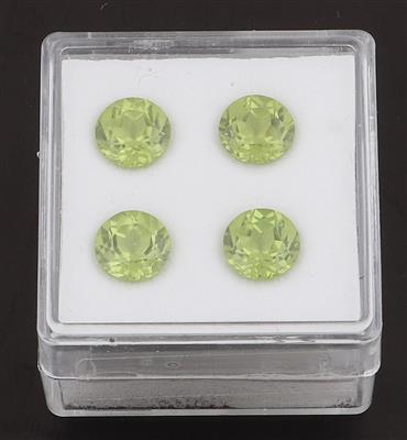 4 lose Peridote zus. 4,20 ct - Exklusive Diamanten und Farbsteine