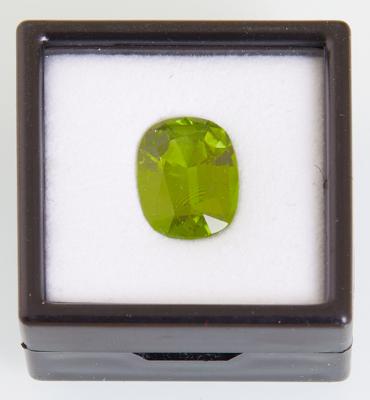 Loser Peridot 9,01 ct - Exklusive Farbsteine