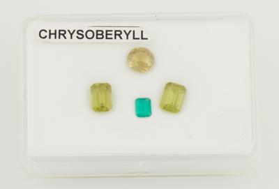 2 lose Peridote zus. 2,20 ct, loser Chrysoberyll 1,07 ct, loser Smaragd 0,25 ct - Exquisite gemstones