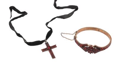 Konvolut bestehend aus einem Armreif und einem Kreuzanhänger - Jewellery