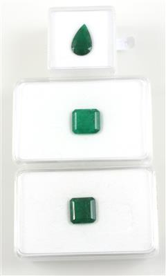 3 lose Smaragde zus. ca. 12 ct - Diamanten, Farb- und Edelsteine