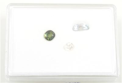 Grüner Saphir, 2 farblose Saphire zus. 7,02 ct - Diamanten, Farb- und Edelsteine