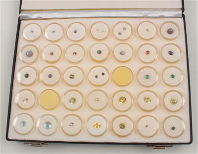 Sammeletui mit 36 Stück bestehend aus Brillanten Farb- und Schmucksteinen - Jewellery