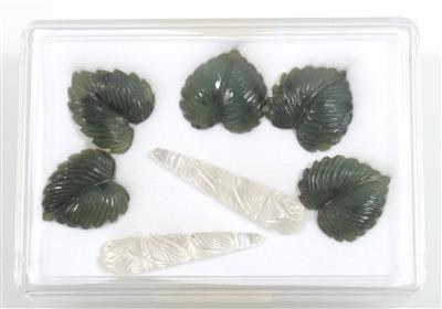 5 Blätter aus geschnittenem Nephrit, 2 Pampeln aus geschnittenem Bergkristall - Jewellery