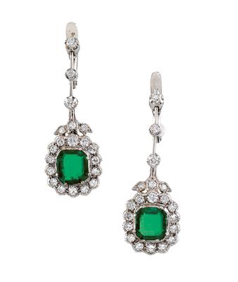 A pair of brilliant and emerald ear pendants - Jewellery