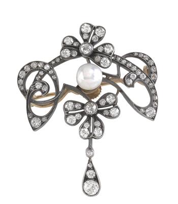 A diamond and cultured pearl brooch - Klenoty