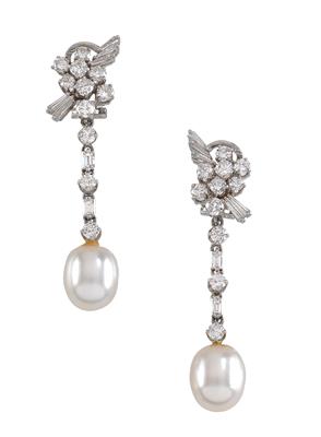 A pair of diamond and cultured pearl ear pendants - Klenoty