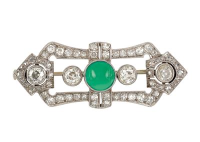 A diamond and emerald brooch - Jewellery