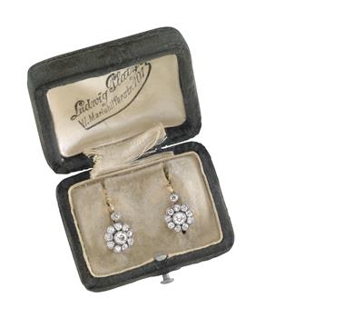 A pair of diamond ear rings, total weight ca.1,65 ct - Klenoty