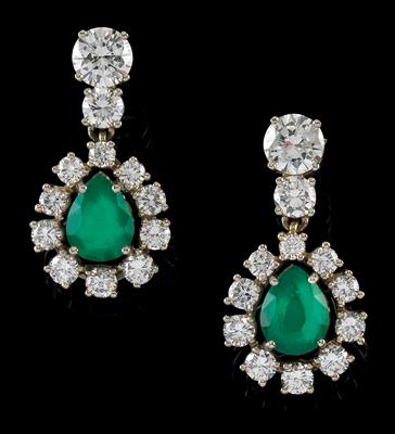A pair of brilliant and emerald ear studs - Jewellery