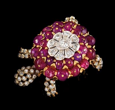 A diamond and ruby brooch in the shape of a tortoise - Jewellery