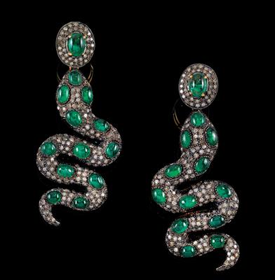 A pair of diamond and emerald ear pendants in the shape of snakes - Klenoty