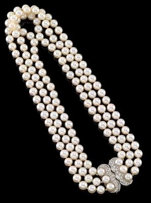 A necklace of cultured pearls with diamond clasp - Jewellery