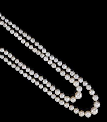 A necklace set with oriental pearls - Jewellery