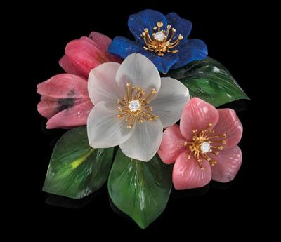 A floral brooch - Jewellery