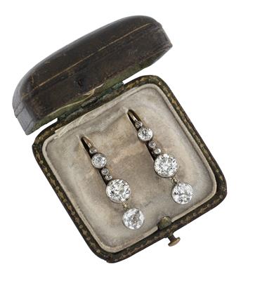 A pair of diamond ear pendants, total weight ca. 3,70 ct - Jewellery