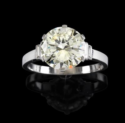 A diamond ring, total weight ca. 3,35 ct - Jewellery