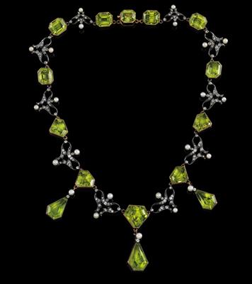 A peridot and diamond necklace - Klenoty