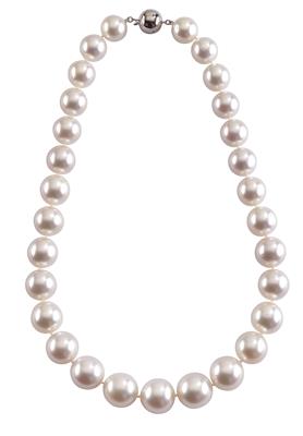 A necklace of South Sea cultured pearls - Klenoty